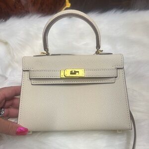 Mini Kelly handbag in Craie. With gold hardware. high quality. New never worn